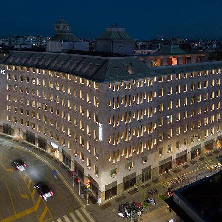 Radisson Collection Hotel, Santa Sofia มิลาน ภายนอก รูปภาพ The hotel at night