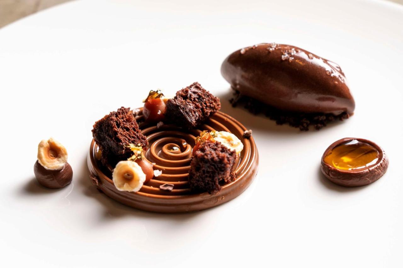Radisson Collection Hotel, Santa Sofia มิลาน ภายนอก รูปภาพ Chocolate dessert