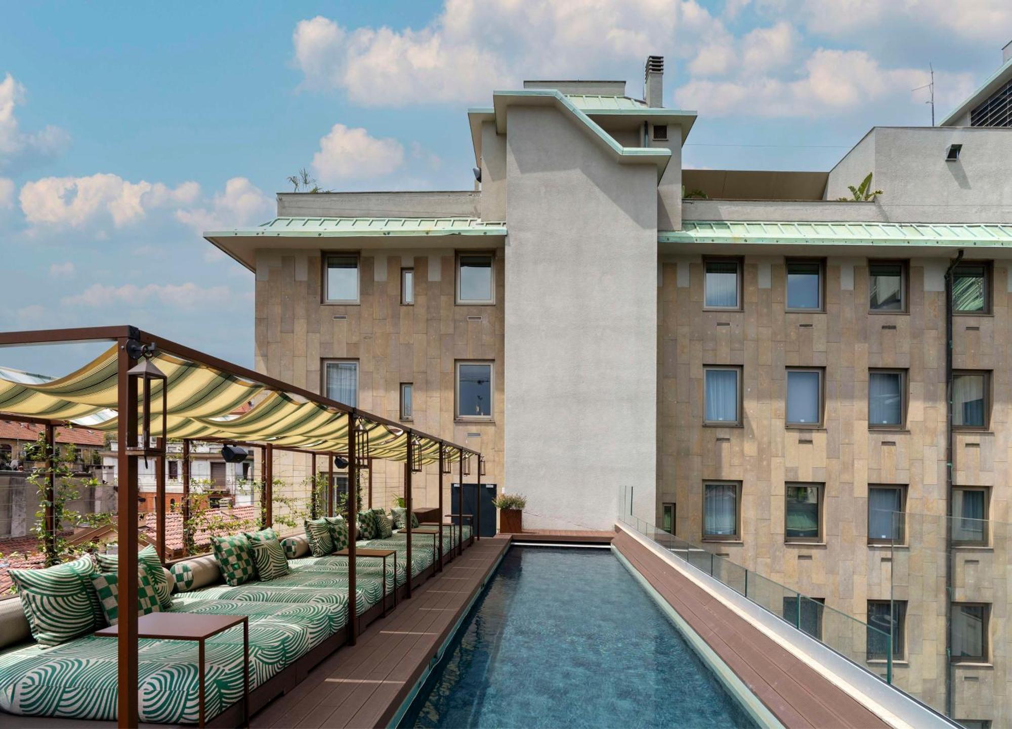 Radisson Collection Hotel, Santa Sofia มิลาน ภายนอก รูปภาพ The rooftop pool at the Mandarin Oriental, Milan
