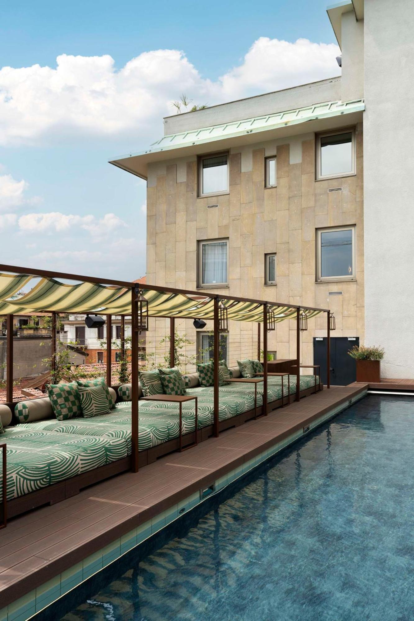Radisson Collection Hotel, Santa Sofia มิลาน ภายนอก รูปภาพ The rooftop pool at the Mandarin Oriental, Munich