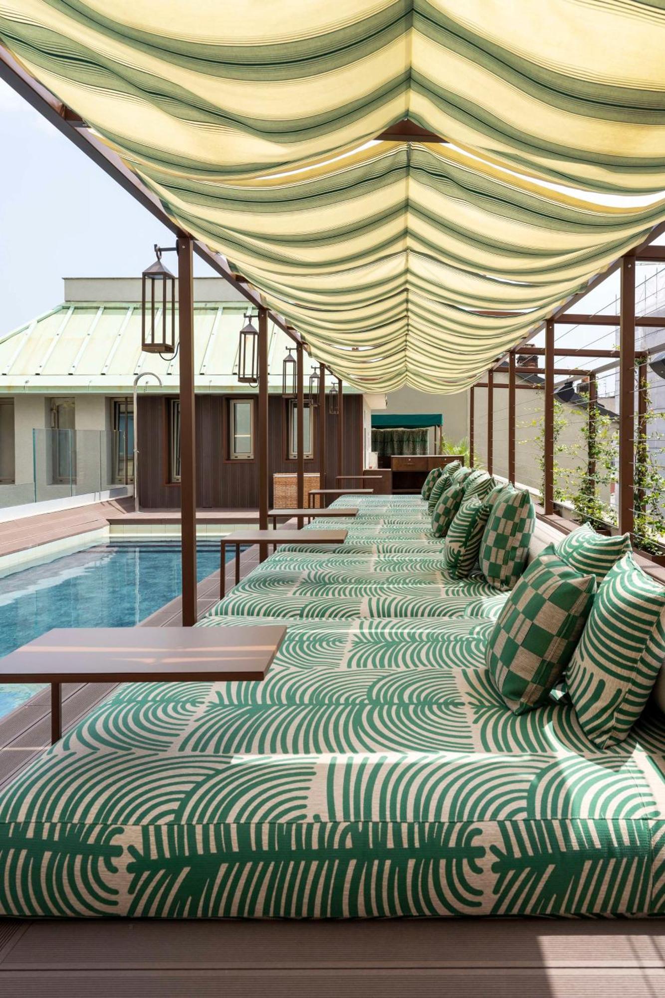 Radisson Collection Hotel, Santa Sofia มิลาน ภายนอก รูปภาพ The rooftop pool at the Mandarin Oriental, Paris
