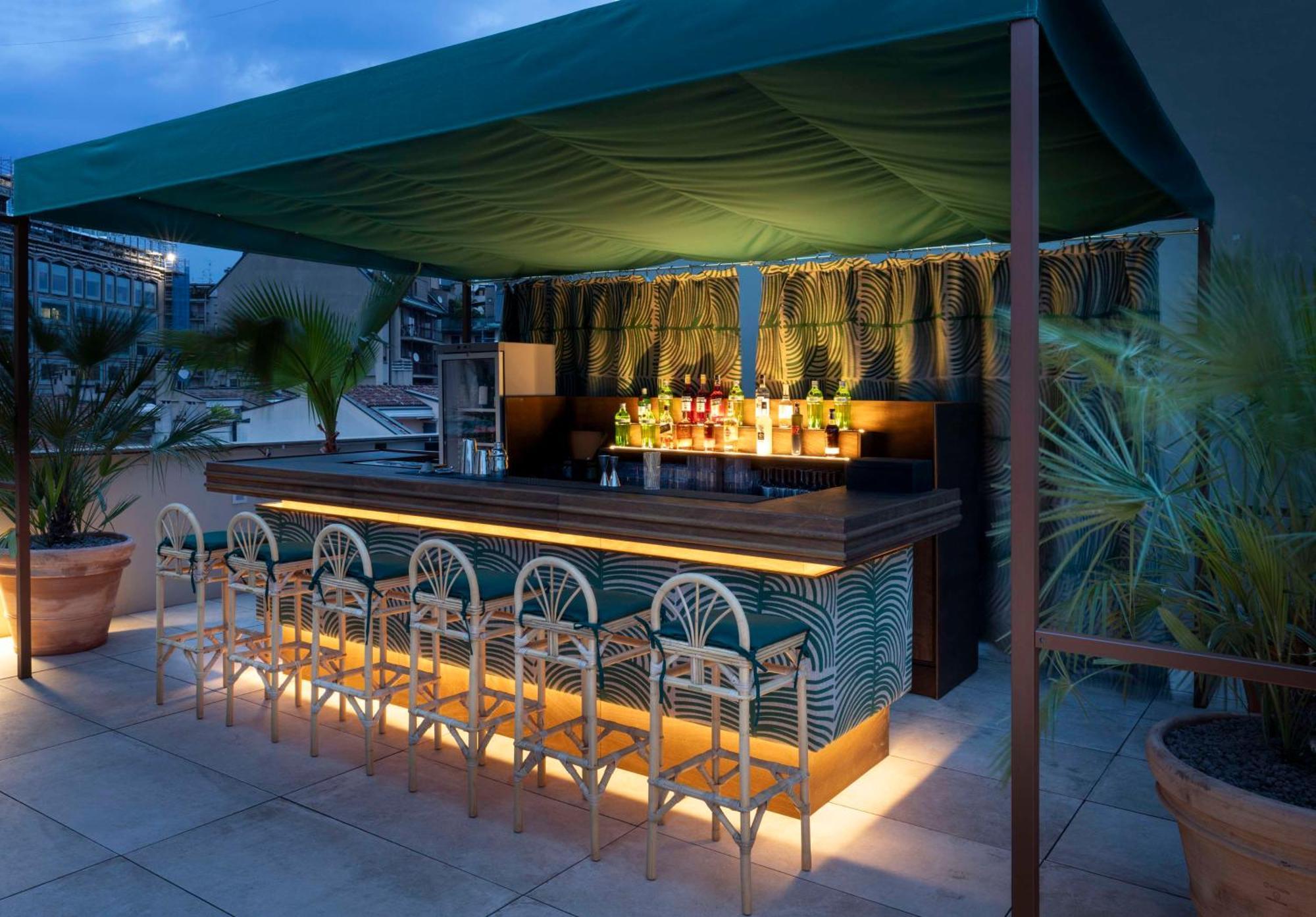 Radisson Collection Hotel, Santa Sofia มิลาน ภายนอก รูปภาพ The bar at the rooftop terrace