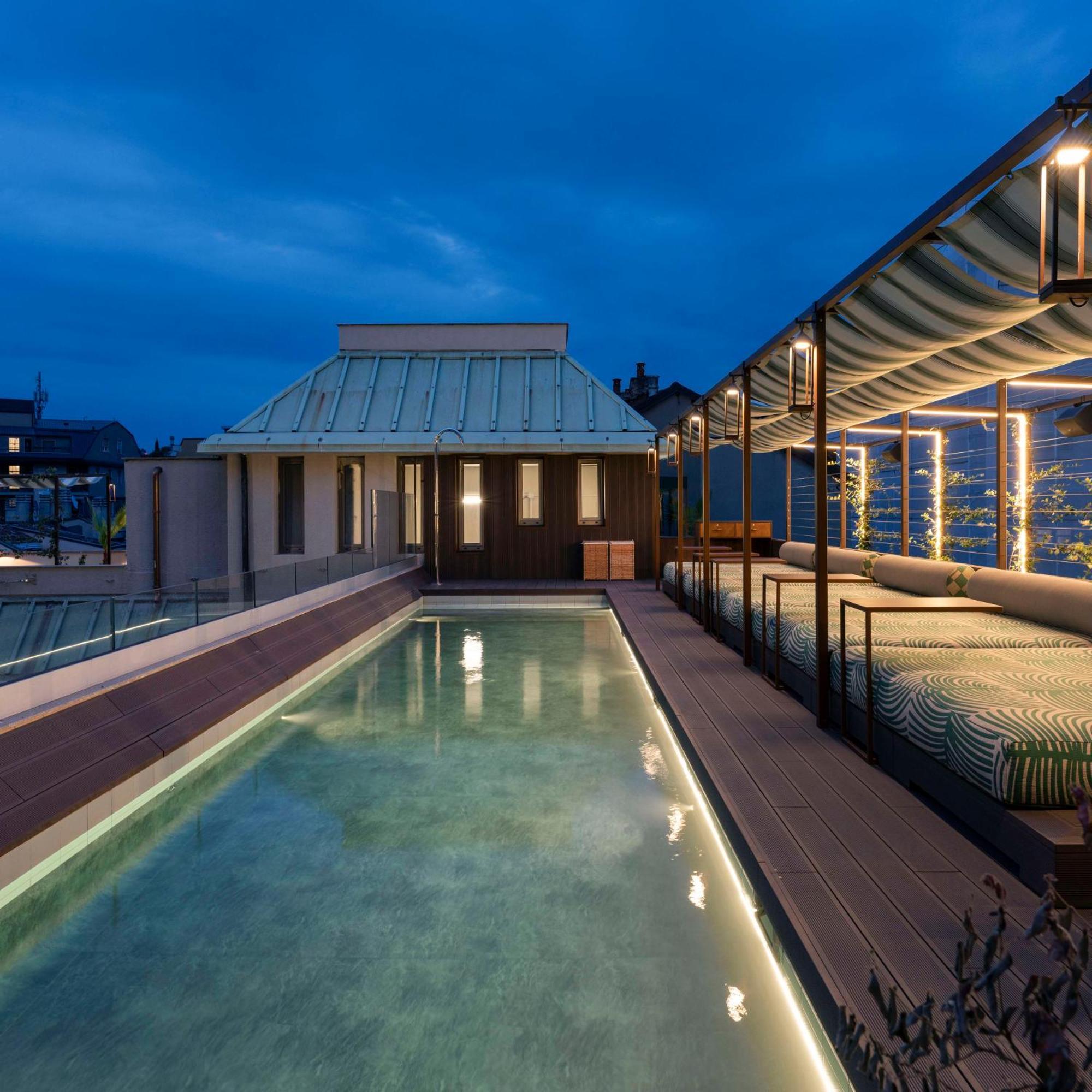 Radisson Collection Hotel, Santa Sofia มิลาน ภายนอก รูปภาพ The rooftop pool at the Mandarin Oriental, Munich